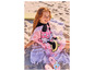 Une fille portant une robe de bain rose avec Minnie Mouse et des tongs à thème Disney sur la plage.
