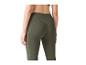 Femme en leggings de sport vert olive taille haute avec poches.