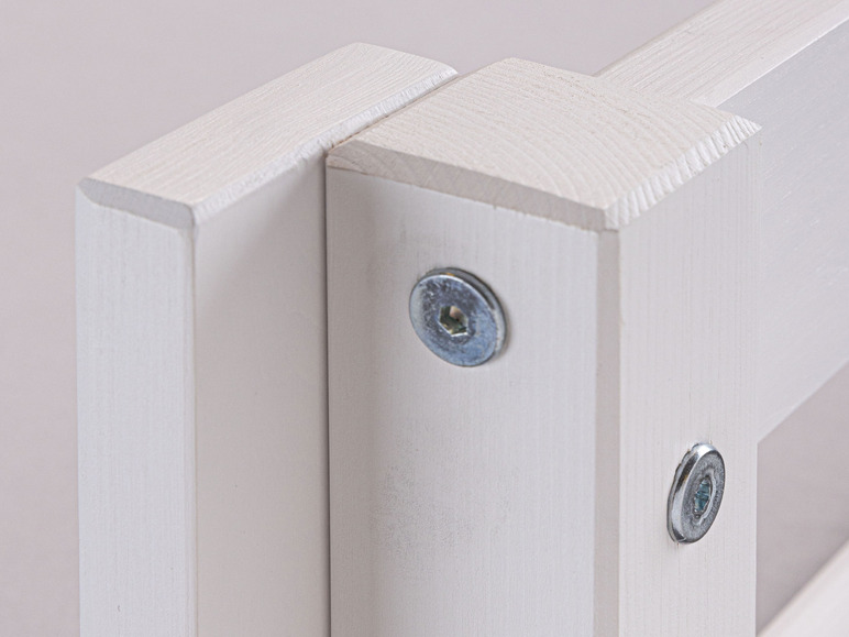 Planche de bois blanche avec des vis.