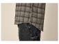 Chemise à carreaux en flanelle pour homme avec jean foncé.