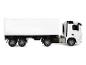Camion jouet blanc avec remorque, isolé sur fond blanc.