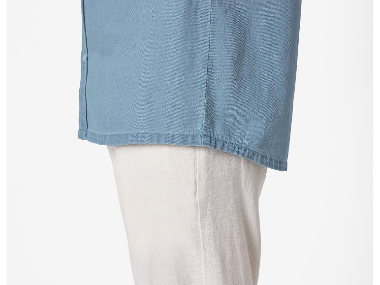 Chemise en jean bleu clair et pantalon beige clair.