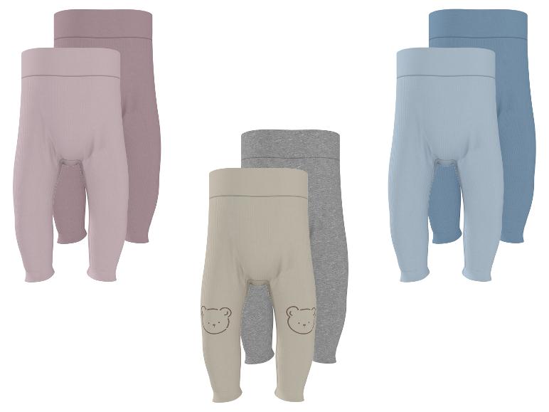 Trois ensembles de leggings bébé en rose, beige avec ours et bleu, avec taille élastique.