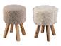 Deux poufs ronds avec un revêtement doux et pelucheux et des pieds en bois.