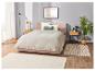 Lit, couvre-lit beige et tapis : chambre à coucher au style minimaliste.