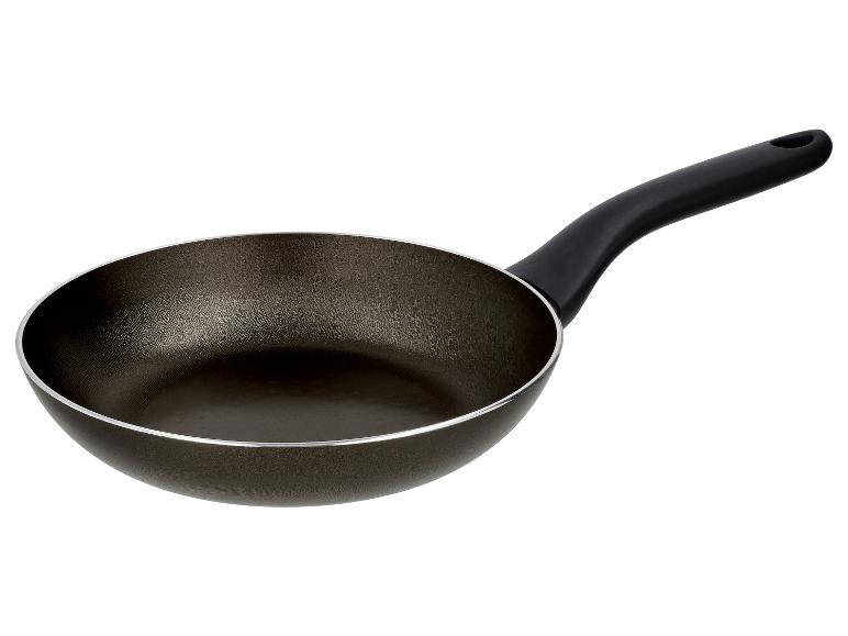 Poêle antiadhésive avec manche noir.