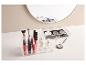 Organisateur de maquillage avec des rouges à lèvres, des gloss à lèvres et des vernis à ongles de Cien.