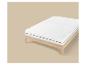Cadre de lit en bois avec matelas blanc et protège-matelas