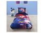 Parure de lit enfant avec housse de couette et taie d'oreiller thème Mario Galaxy, dans une chambre bleue avec table de chevet.