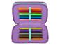 Trousse violette avec des feutres de couleurs.