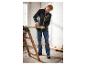 Un homme portant une veste noire Parkside ponce une planche en bois.