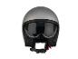 Un casque de moto gris avec visière.