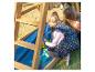 Deux filles jouent avec des jouets de construction sous une structure en bois.