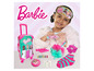 Valise Barbie avec accessoires, tels qu'un masque de sommeil, une lime à ongles et des chaussettes.