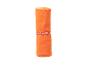 Serviette de sport orange roulée avec une bande élastique.