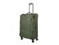 Valise de voyage verte à roulettes avec poignée télescopique.