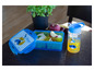 Une boîte à lunch bleue avec un motif Donald Duck, une gourde et une collation.