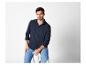 Un homme porte une chemise bleu marine et un jean bleu.
