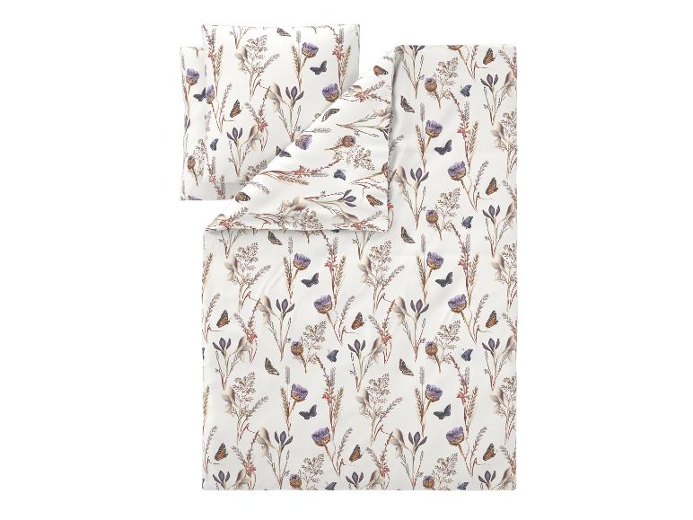 Parure de lit avec un motif de papillons et de fleurs sauvages sur fond blanc.