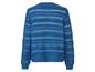 Un pull bleu en tricot avec un motif ajouré.