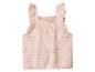 Haut tricoté rose clair pour bébé avec épaules à volants et motif perforé.