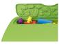 Un bac à sable vert avec des jouets comme un seau et une pelle.