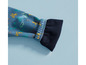Un pantalon bleu avec une doublure polaire bleue, imprimé de motifs de patins à roulettes et de skateboards.