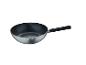 Une casserole argentée avec une poignée noire.