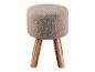 Un pouf en fourrure beige avec des pieds en bois.