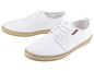 Deux paires de baskets blanches en toile avec une semelle en corde.