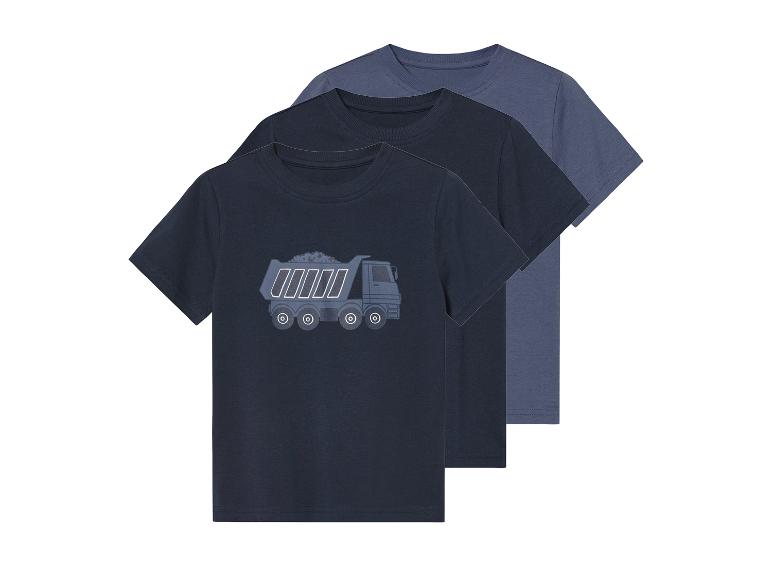 Trois t-shirts pour enfants dans des tons bleu marine et bleu-gris, avec un imprimé de camion.