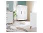 Une chambre de bébé moderne avec des meubles blancs et en bois, incluant une commode, une armoire et un lit de bébé.