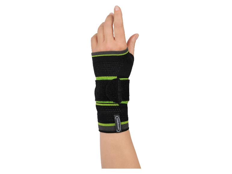 Attelle de poignet Sensipast sur une main de femme.
