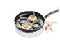 Une poêle noire avec des moules à œufs en silicone pour faire frire des œufs.