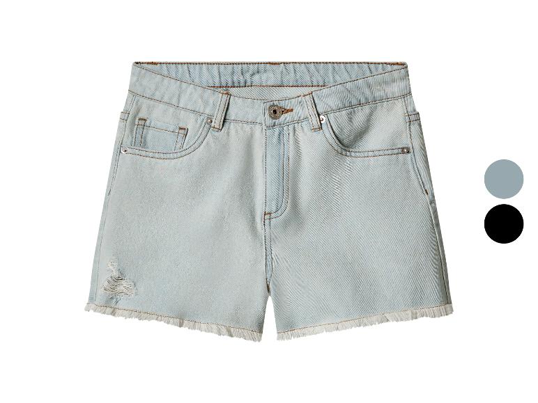 Short en jean bleu clair avec bords effilochés et boutons