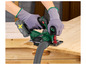 Une personne utilise une scie circulaire sans fil Parkside pour couper du bois.