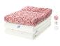 Parure de lit bébé rose fleurie et deux draps blancs avec motifs palmier et pois.