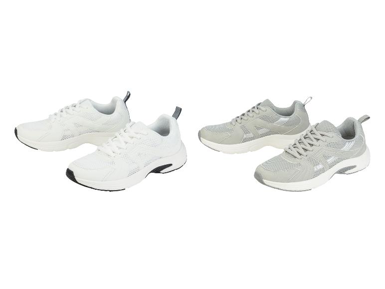 Deux paires de baskets blanches et grises avec des panneaux en mesh.