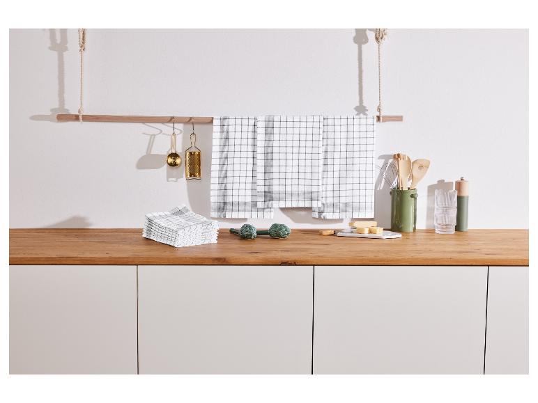 Serviettes de cuisine à carreaux accrochées dans une cuisine.