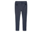 Un jean skinny bleu foncé avec des poches.