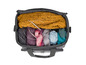 Un sac à tricot gris avec de la laine et des aiguilles à tricoter.