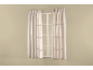 Rideaux beige clair suspendus à une fenêtre avec des cadres blancs.