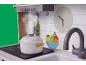 Cuisine jouet avec plaque de cuisson, casserole, évier et horloge.