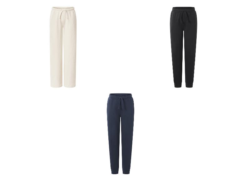 Trois pantalons de survêtement en beige, noir et bleu marine.