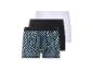 Trois boxers : un à motif géométrique, un noir et un blanc.