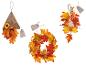 Décorations d'automne avec feuilles d'érable, tournesol et baies, y compris une couronne et des suspensions.