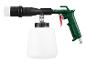 Un pistolet de pulvérisation Parkside vert avec une brosse et une bouteille pour nettoyer.