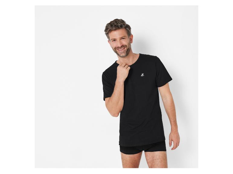 Homme portant un t-shirt et un boxer noirs.