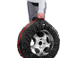 Personne transportant une roue de voiture dans un sac de protection noir avec une poignée rouge.