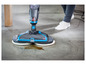 Un nettoyeur de sol Bissell SpinWave utilisé sur un sol en carrelage.